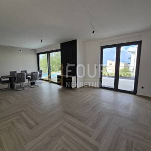 Otok Krk, Malinska, novogradnja, 225m2, višeetažni stan, 3s+db, bazen i okućnica