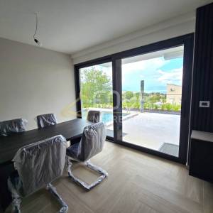 Otok Krk, Malinska, novogradnja, 225m2, višeetažni stan, 3s+db, bazen i okućnica
