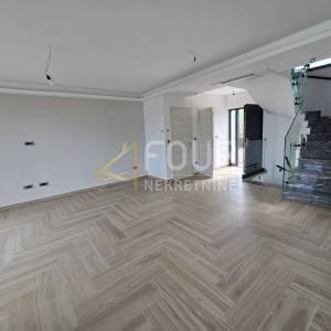 Otok Krk, Malinska, novogradnja, 225m2, višeetažni stan, 3s+db, bazen i okućnica
