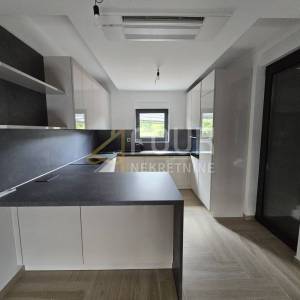 Otok Krk, Malinska, novogradnja, 225m2, višeetažni stan, 3s+db, bazen i okućnica