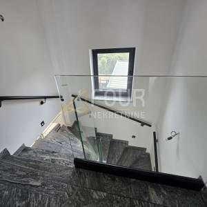 Otok Krk, Malinska, novogradnja, 225m2, višeetažni stan, 3s+db, bazen i okućnica