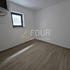 Otok Krk, Malinska, novogradnja, 225m2, višeetažni stan, 3s+db, bazen i okućnica