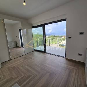 Otok Krk, Malinska, novogradnja, 225m2, višeetažni stan, 3s+db, bazen i okućnica