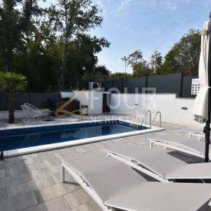 Otok Krk, Malinska, novogradnja, 88.42m2, 3s+db, bazen, okućnica