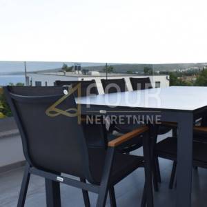 Otok Krk, Malinska, novogradnja, 88.42m2, 3s+db, bazen, okućnica