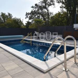 Otok Krk, Malinska, novogradnja, 88.42m2, 3s+db, bazen, okućnica