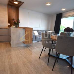 Otok Krk, Malinska, novogradnja, 88.42m2, 3s+db, bazen, okućnica