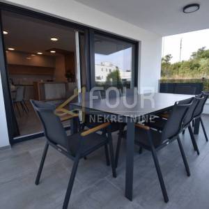 Otok Krk, Malinska, novogradnja, 88.42m2, 3s+db, bazen, okućnica