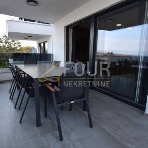 Otok Krk, Malinska, novogradnja, 88.42m2, 3s+db, bazen, okućnica