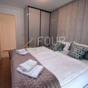 Otok Krk, Malinska, novogradnja, 88.42m2, 3s+db, bazen, okućnica