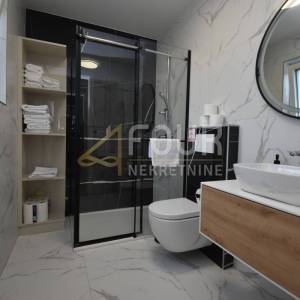 Otok Krk, Malinska, novogradnja, 88.42m2, 3s+db, bazen, okućnica