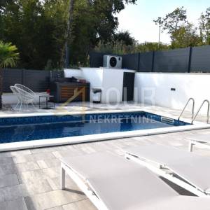 Otok Krk, Malinska, novogradnja, 88.42m2, 3s+db, bazen, okućnica