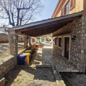 OTOK KRK, MALINSKA - Obiteljska kuća sa poslovnim prostorom
