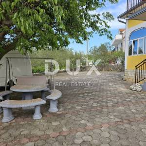 OTOK KRK, MALINSKA (okolica) - Kuća s 4 apartmana i uređenom okućnicom