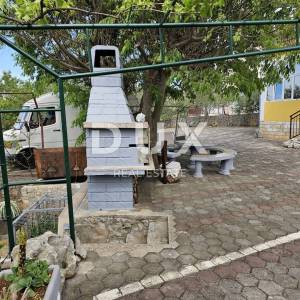 OTOK KRK, MALINSKA (okolica) - Kuća s 4 apartmana i uređenom okućnicom