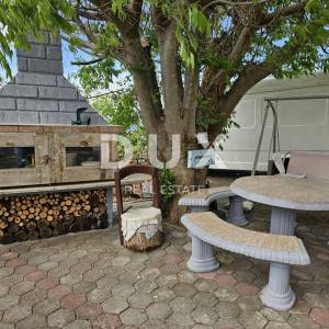 OTOK KRK, MALINSKA (okolica) - Kuća s 4 apartmana i uređenom okućnicom
