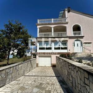 OTOK KRK, MALINSKA - prostrana kuća s tri stana 600m od mora