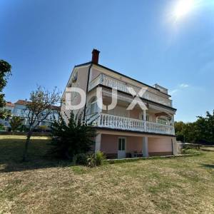 OTOK KRK, MALINSKA - prostrana kuća s tri stana 600m od mora