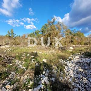 Otok Krk, Malinska - prva zona uz građevinsko zemljište, očekuje se prenamjena trenutnog poljoprivrednog zemljišta u centru Mal...
