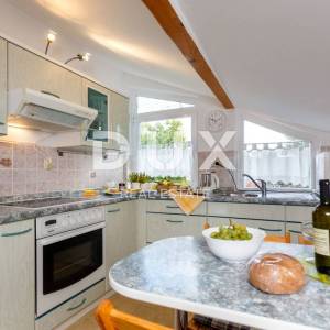 OTOK KRK, MALINSKA - Renovirana apartmanska kuća u blizini mora