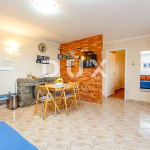 OTOK KRK, MALINSKA - Renovirana apartmanska kuća u blizini mora