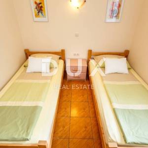 OTOK KRK, MALINSKA - Renovirana apartmanska kuća u blizini mora