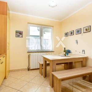 OTOK KRK, MALINSKA - Renovirana apartmanska kuća u blizini mora