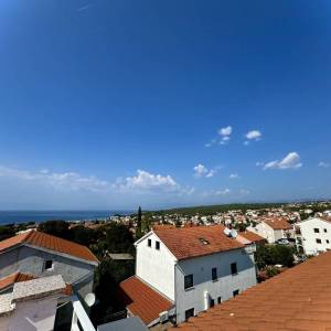 OTOK KRK, MALINSKA - simpatičan stan s pogledom na more