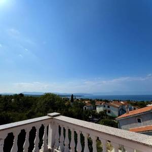 OTOK KRK, MALINSKA - simpatičan stan s pogledom na more