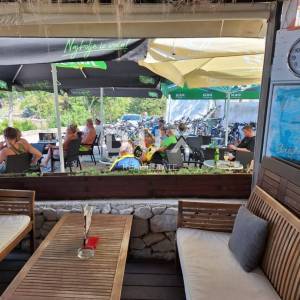 OTOK KRK, MALINSKA – uređeni beach bar s terasom i pogledom na more! ODLIČNA PRILIKA!!!