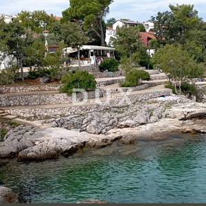 OTOK KRK, MALINSKA – uređeni beach bar s terasom i pogledom na more! ODLIČNA PRILIKA!!!