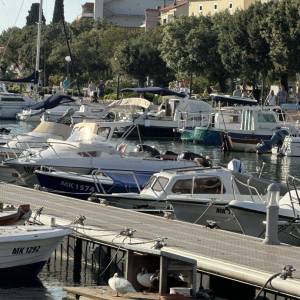 OTOK KRK, MALINSKA - Uređeni stan sa vanjskim vrtom, hitna prodaja!