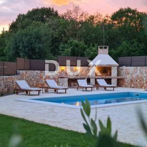 OTOK KRK - Mediteranska vila sa bazenom i velikom okućnicom
