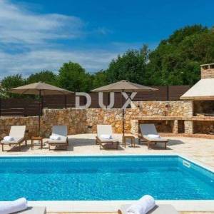 OTOK KRK - Mediteranska vila sa bazenom i velikom okućnicom