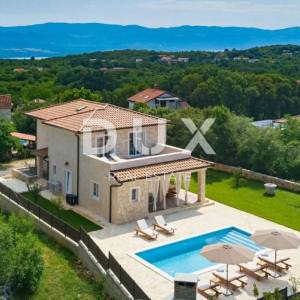 OTOK KRK - Mediteranska vila sa bazenom i velikom okućnicom