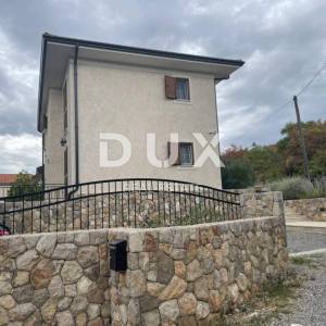 OTOK KRK - Mediteranska vila sa bazenom i velikom okućnicom