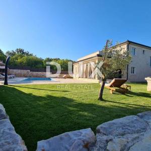 OTOK KRK - Mediteranska vila sa bazenom i velikom okućnicom
