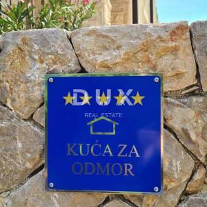 OTOK KRK - Mediteranska vila sa bazenom i velikom okućnicom