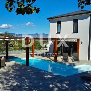 OTOK KRK - Moderna moderna vila s bazenom i velikom okućnicom u središtu otoka
