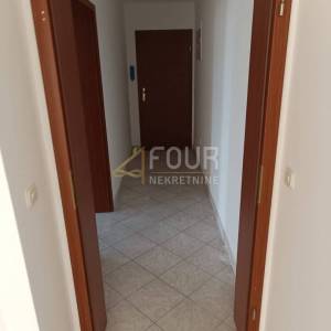Otok Krk, Njivice, 78.70m2, u naravi 2 stana, terasa, pogled na more