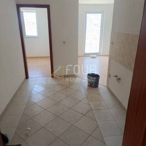 Otok Krk, Njivice, 78.70m2, u naravi 2 stana, terasa, pogled na more
