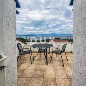 OTOK KRK, NJIVICE- Apartman u potkrovlju s pogledom na cijeli Kvarner