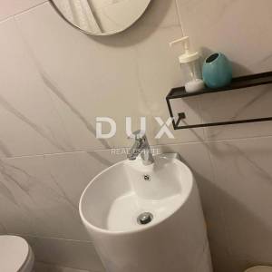 OTOK KRK, NJIVICE - Etaža kuće na prvom katu s dva apartmana