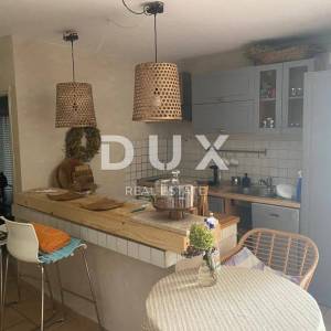 OTOK KRK, NJIVICE - Etaža kuće na prvom katu s dva apartmana