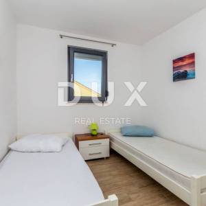 OTOK KRK, NJIVICE - Kuća s apartmanima i poslovnim prostorom