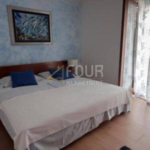 Otok Krk, Njivice, kuća s bazenom, 5 apartmana + dodatni apartman
