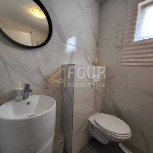 Otok Krk, Njivice, kuća s bazenom, 5 apartmana + dodatni apartman