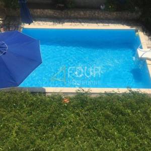 Otok Krk, Njivice, kuća s bazenom, 5 apartmana + dodatni apartman