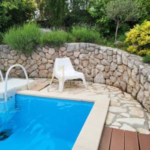 Otok Krk, Njivice, kuća s bazenom, 5 apartmana + dodatni apartman