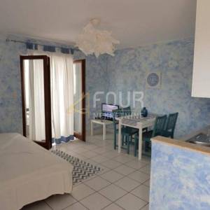 Otok Krk, Njivice, kuća s bazenom, 5 apartmana + dodatni apartman